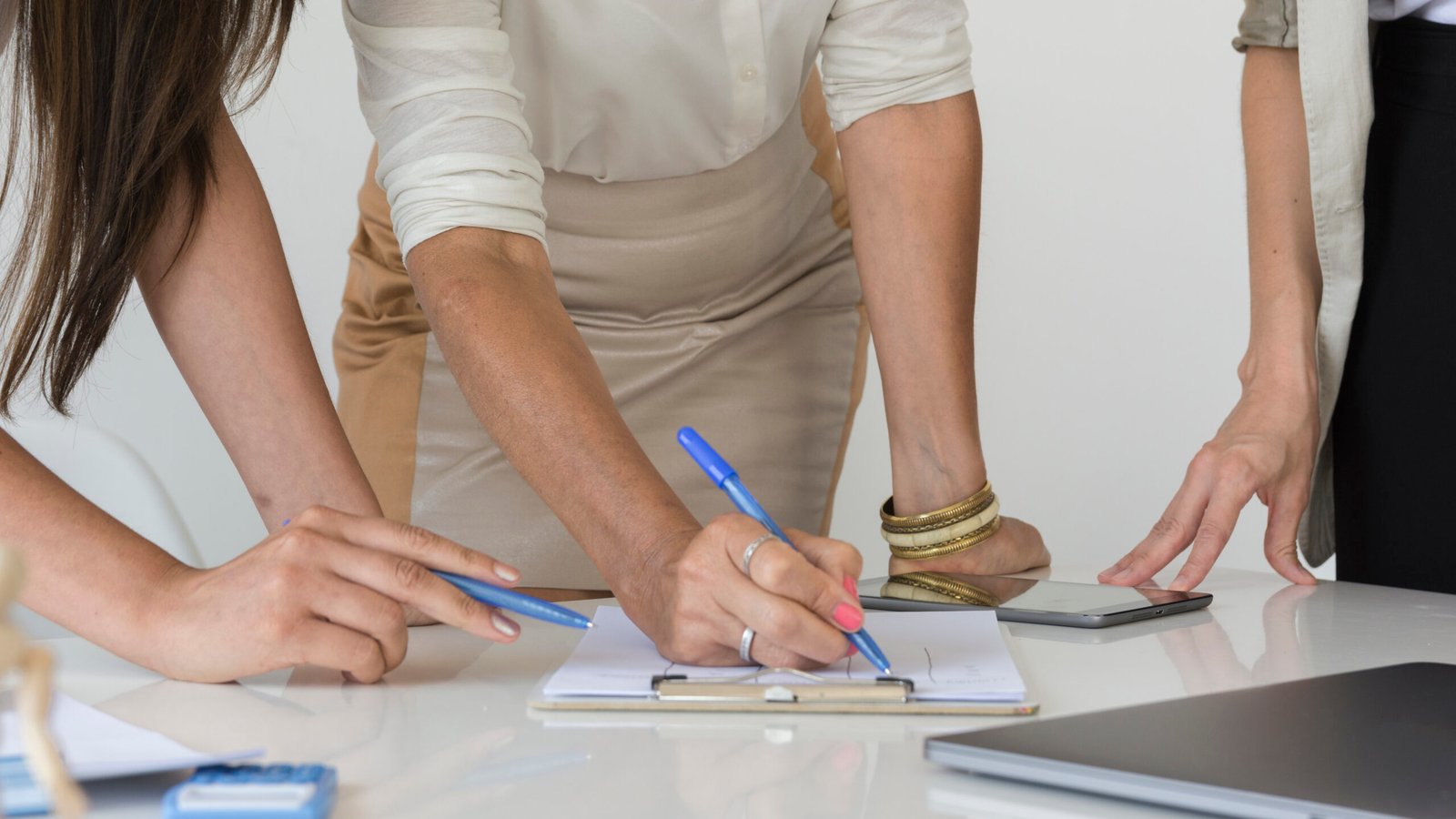 Duas mulheres trabalhando juntas em um projeto